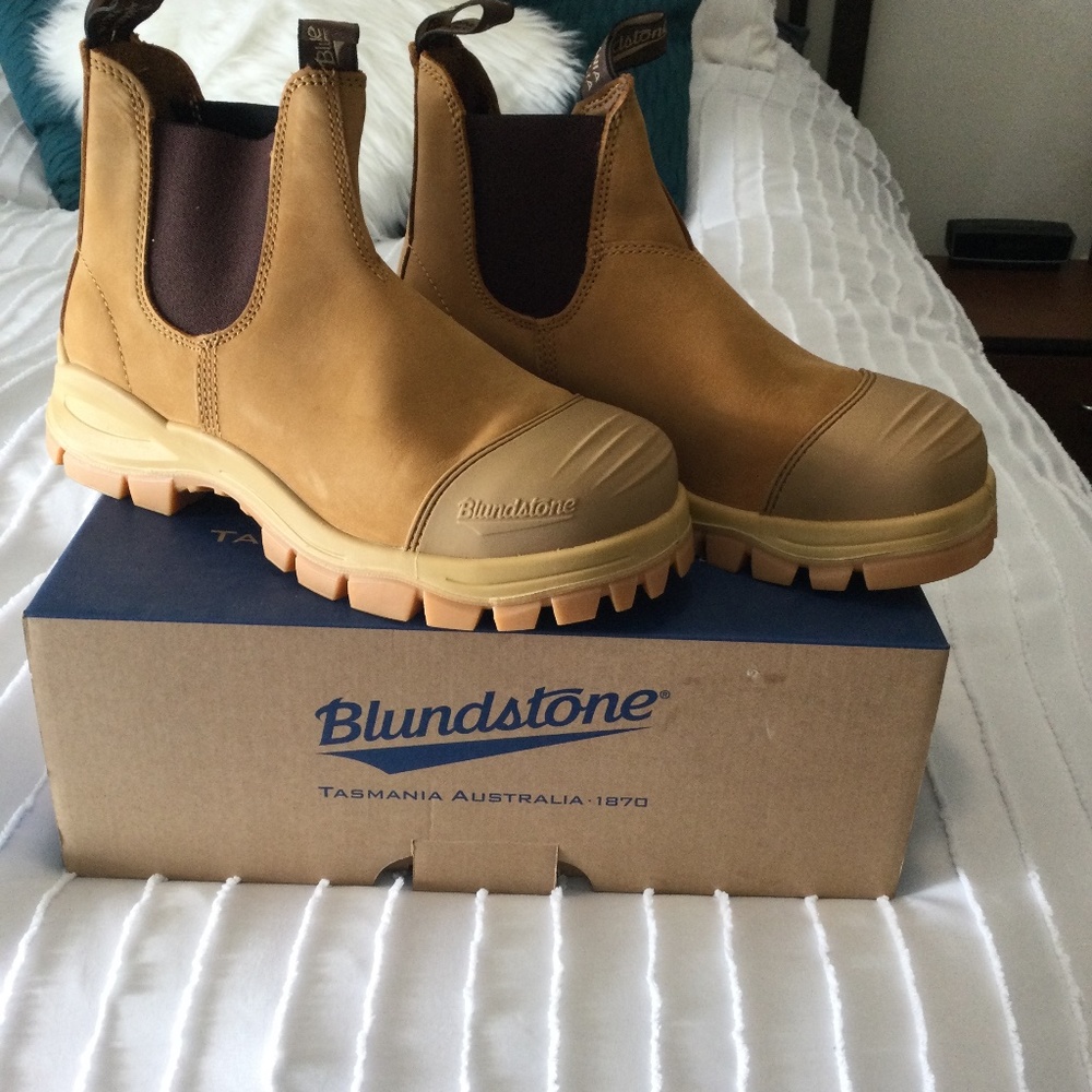 New in box Blundstone men’s tan boots size 9.5 US.